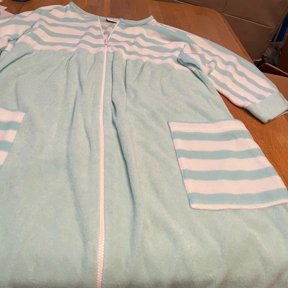Vintage Amanda Stewart intimates 3/4 sleeve robe, size Medium.